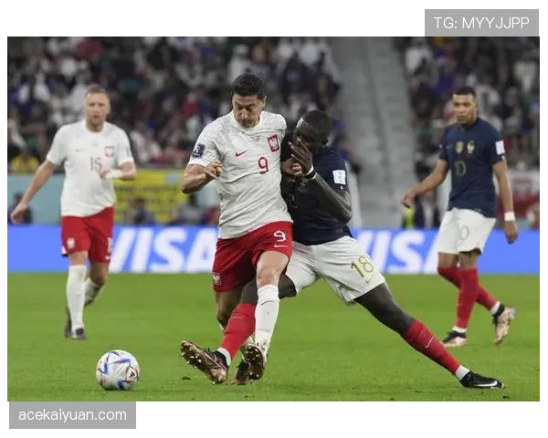 刚刷到莱万多夫斯基背着破背包回家，我差点把他当成楼下快递小哥